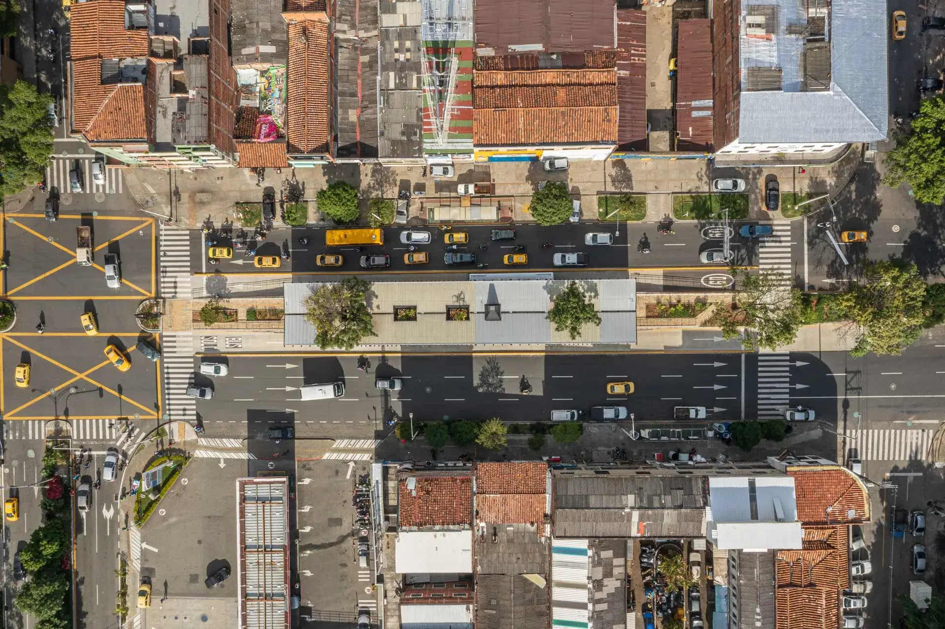 Ecoestación de carga para vehículos eléctricos en Medellín por Arquiurbano. Estructura ligera metálica y madera.